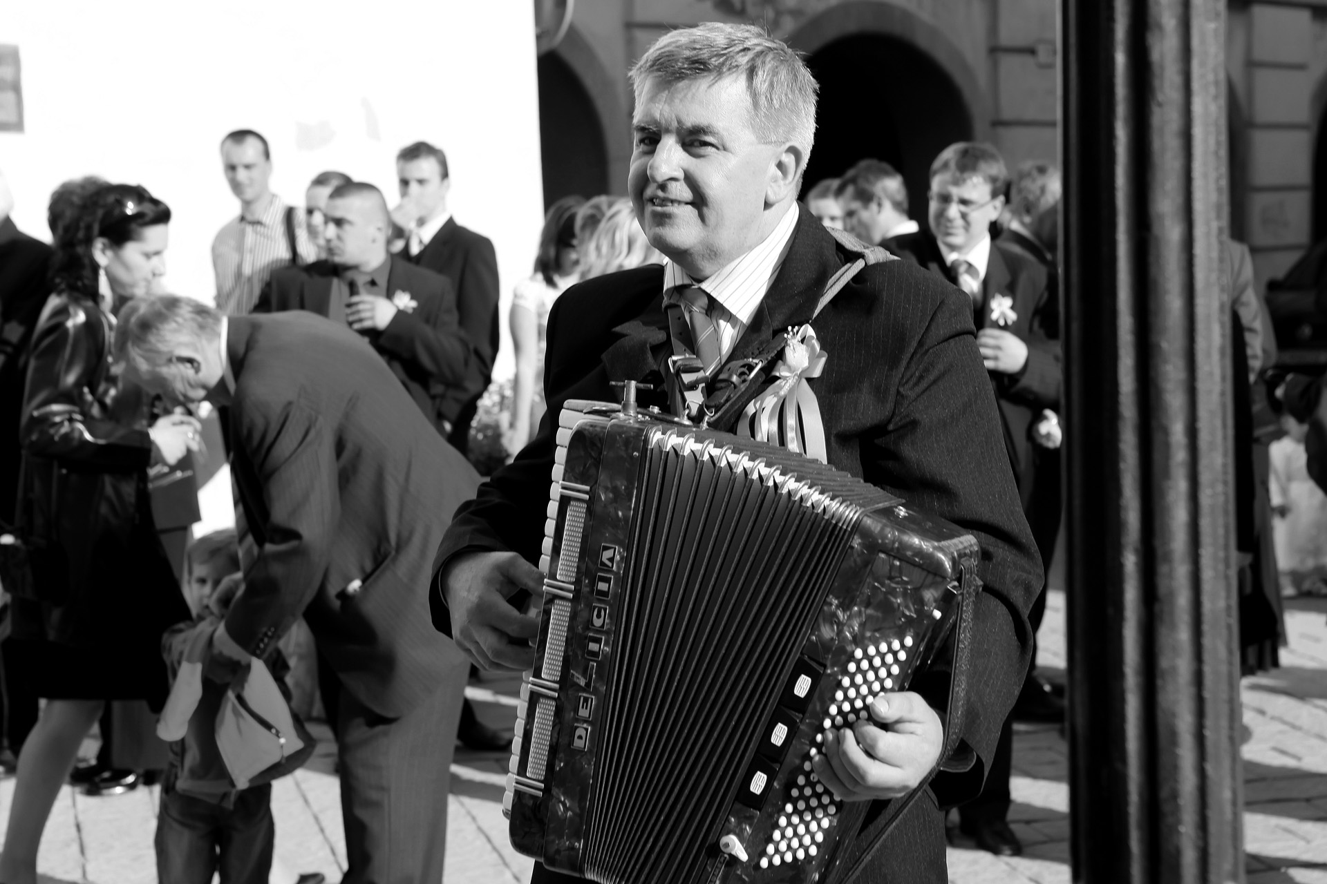 Harmonikár pred kostolom na svadbe.jpg